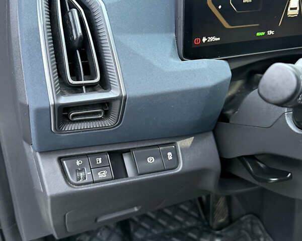 Белый Киа EV5, объемом двигателя 0 л и пробегом 28 тыс. км за 24999 $, фото 32 на Automoto.ua