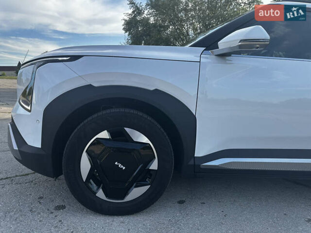 Белый Киа EV5, объемом двигателя 0 л и пробегом 5 тыс. км за 31900 $, фото 5 на Automoto.ua