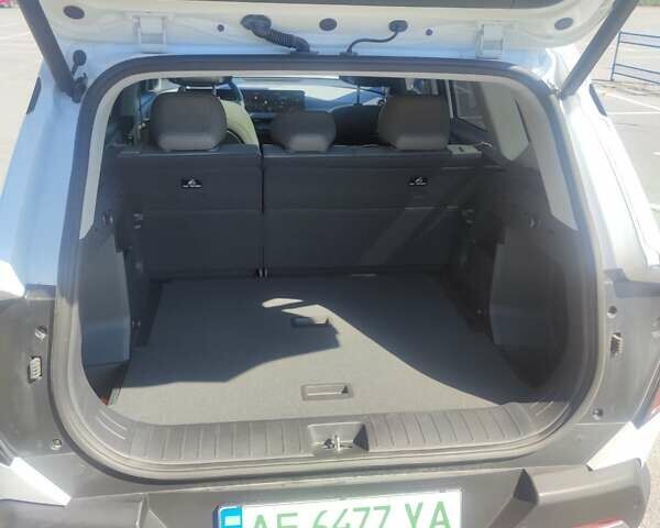 Кіа EV5 2024 у Дніпро (Дніпропетровську) на Automoto.ua Білий Кіа EV5, об'ємом двигуна 0 л та пробігом 4 тис. км за 32300 $, фото 32 на Automoto.ua