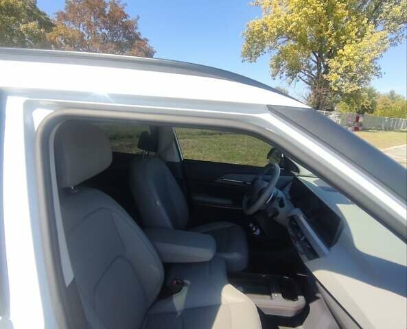 Кіа EV5 2024 у Дніпро (Дніпропетровську) на Automoto.ua Білий Кіа EV5, об'ємом двигуна 0 л та пробігом 4 тис. км за 32300 $, фото 1 на Automoto.ua