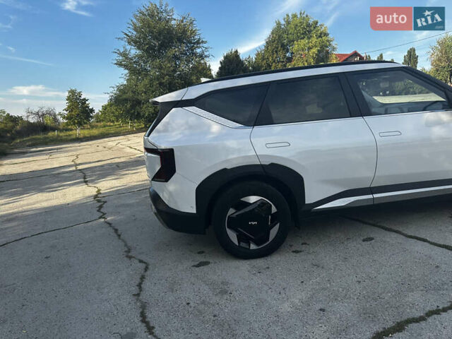 Белый Киа EV5, объемом двигателя 0 л и пробегом 5 тыс. км за 31900 $, фото 10 на Automoto.ua