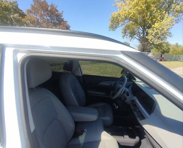 Кіа EV5 2024 у Дніпро (Дніпропетровську) на Automoto.ua Білий Кіа EV5, об'ємом двигуна 0 л та пробігом 4 тис. км за 32300 $, фото 10 на Automoto.ua