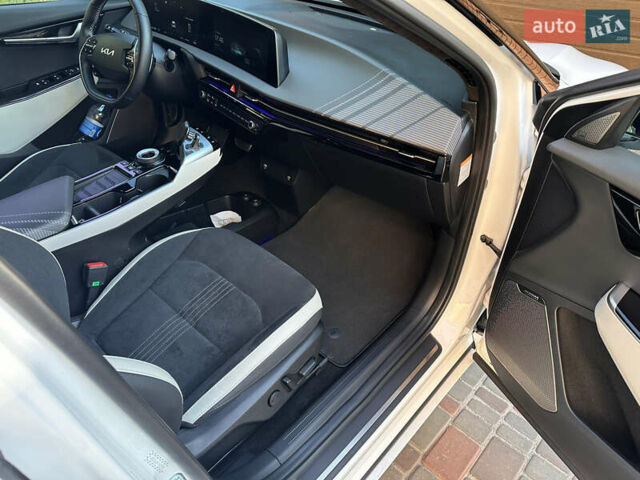Белый Киа EV6, объемом двигателя 0 л и пробегом 23 тыс. км за 29000 $, фото 17 на Automoto.ua