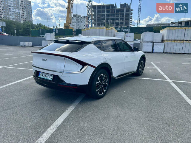 Белый Киа EV6, объемом двигателя 0 л и пробегом 59 тыс. км за 28000 $, фото 2 на Automoto.ua
