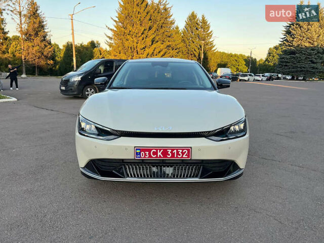 Белый Киа EV6, объемом двигателя 0 л и пробегом 55 тыс. км за 26900 $, фото 8 на Automoto.ua