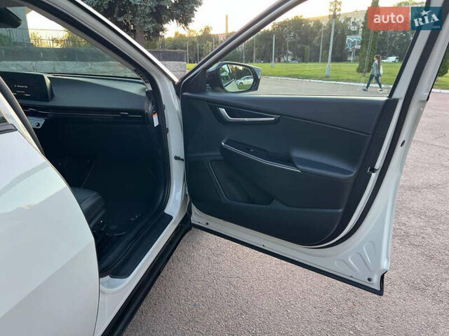 Белый Киа EV6, объемом двигателя 0 л и пробегом 55 тыс. км за 26900 $, фото 46 на Automoto.ua