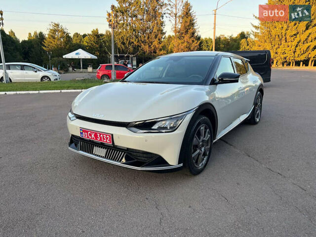 Белый Киа EV6, объемом двигателя 0 л и пробегом 55 тыс. км за 26900 $, фото 1 на Automoto.ua