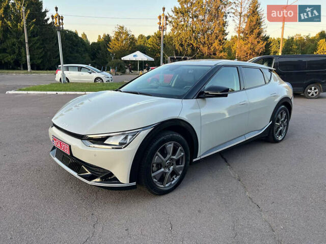Белый Киа EV6, объемом двигателя 0 л и пробегом 55 тыс. км за 26900 $, фото 7 на Automoto.ua