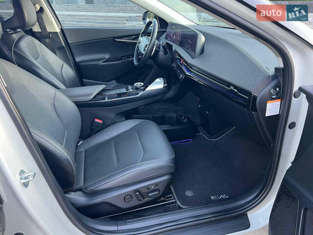 Белый Киа EV6, объемом двигателя 0 л и пробегом 55 тыс. км за 26900 $, фото 45 на Automoto.ua