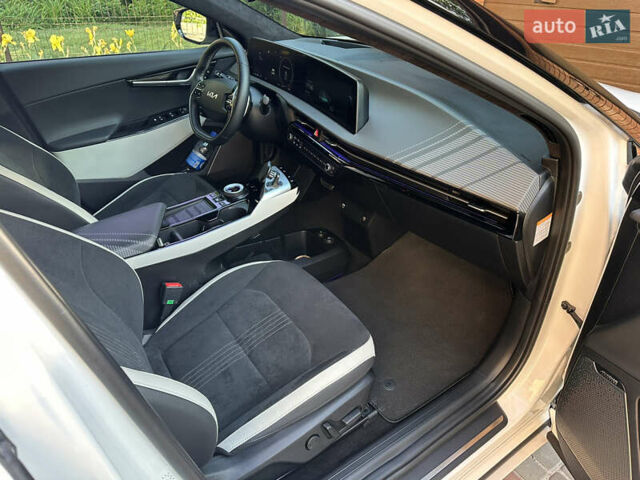 Белый Киа EV6, объемом двигателя 0 л и пробегом 23 тыс. км за 29000 $, фото 16 на Automoto.ua