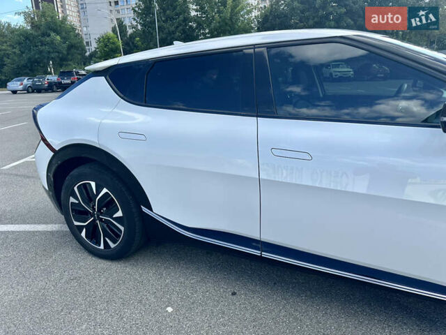 Белый Киа EV6, объемом двигателя 0 л и пробегом 59 тыс. км за 28000 $, фото 15 на Automoto.ua