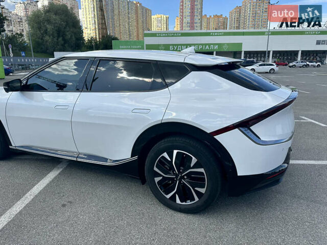 Белый Киа EV6, объемом двигателя 0 л и пробегом 59 тыс. км за 28000 $, фото 11 на Automoto.ua
