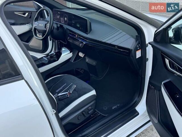 Белый Киа EV6, объемом двигателя 0 л и пробегом 160 тыс. км за 23900 $, фото 12 на Automoto.ua