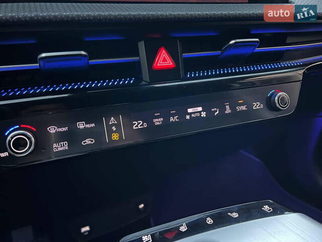 Белый Киа EV6, объемом двигателя 0 л и пробегом 55 тыс. км за 26900 $, фото 55 на Automoto.ua