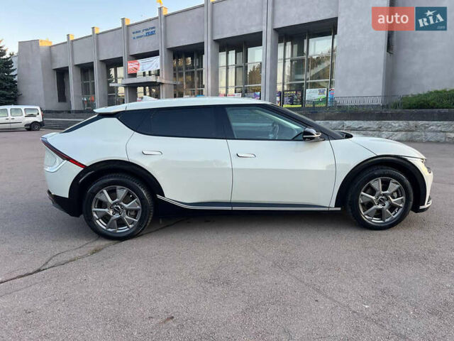 Белый Киа EV6, объемом двигателя 0 л и пробегом 55 тыс. км за 26900 $, фото 6 на Automoto.ua