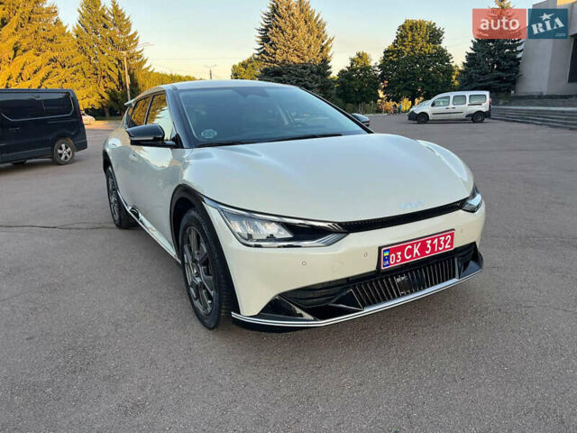 Белый Киа EV6, объемом двигателя 0 л и пробегом 55 тыс. км за 26900 $, фото 2 на Automoto.ua