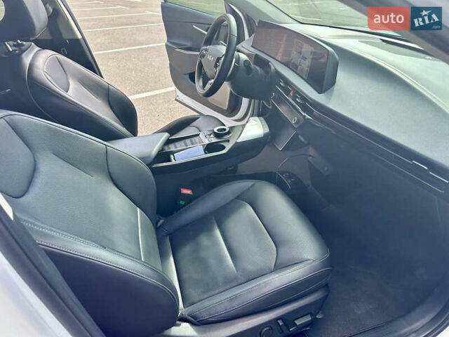 Белый Киа EV6, объемом двигателя 0 л и пробегом 59 тыс. км за 28000 $, фото 23 на Automoto.ua