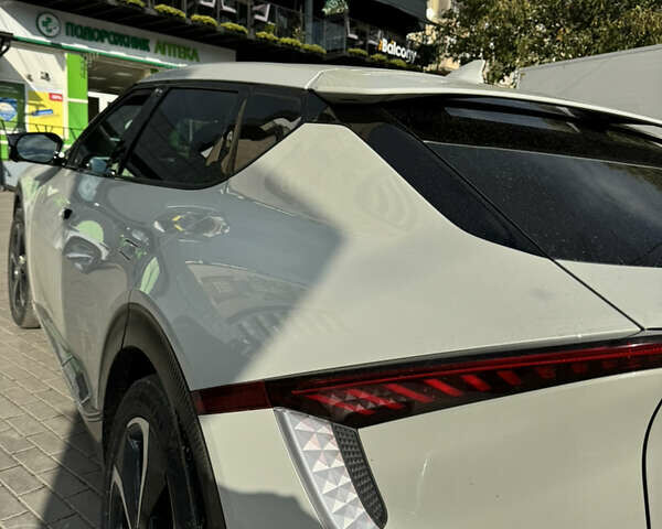 Белый Киа EV6, объемом двигателя 0 л и пробегом 56 тыс. км за 27000 $, фото 2 на Automoto.ua