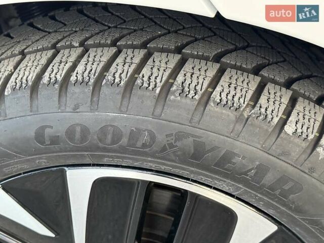 Белый Киа EV6, объемом двигателя 0 л и пробегом 160 тыс. км за 23900 $, фото 8 на Automoto.ua