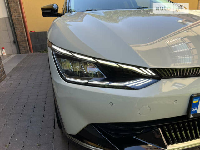 Белый Киа EV6, объемом двигателя 0 л и пробегом 56 тыс. км за 27000 $, фото 5 на Automoto.ua