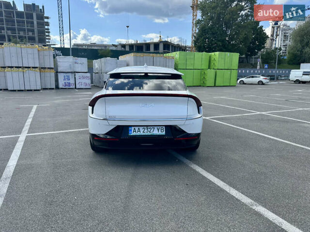Белый Киа EV6, объемом двигателя 0 л и пробегом 59 тыс. км за 28000 $, фото 3 на Automoto.ua