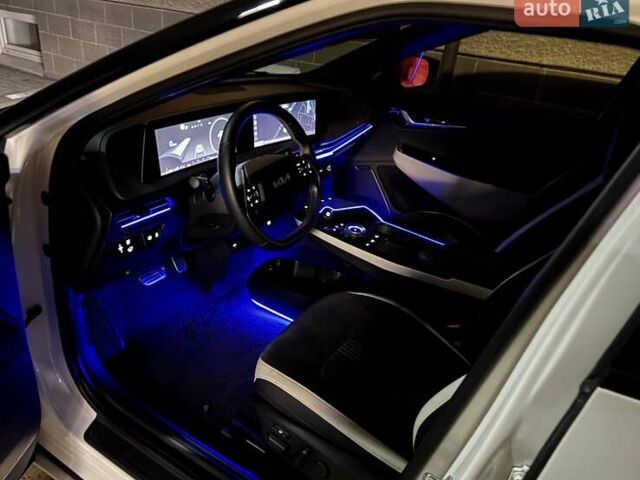 Белый Киа EV6, объемом двигателя 0 л и пробегом 160 тыс. км за 23900 $, фото 20 на Automoto.ua