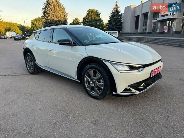 Белый Киа EV6, объемом двигателя 0 л и пробегом 55 тыс. км за 26900 $, фото 3 на Automoto.ua