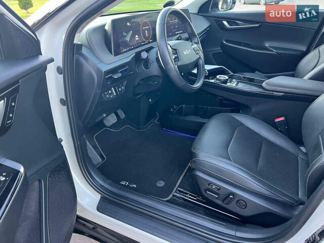 Белый Киа EV6, объемом двигателя 0 л и пробегом 55 тыс. км за 26900 $, фото 28 на Automoto.ua