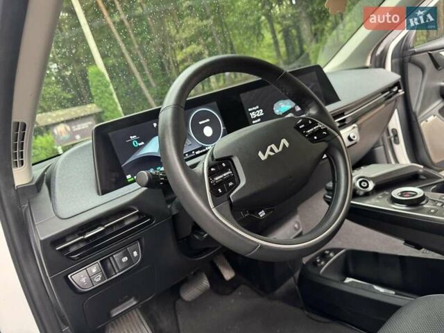 Білий Кіа EV6, об'ємом двигуна 0 л та пробігом 55 тис. км за 25999 $, фото 3 на Automoto.ua