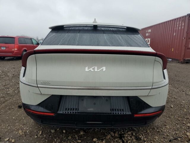 Белый Киа EV6, объемом двигателя 0 л и пробегом 60 тыс. км за 14800 $, фото 4 на Automoto.ua