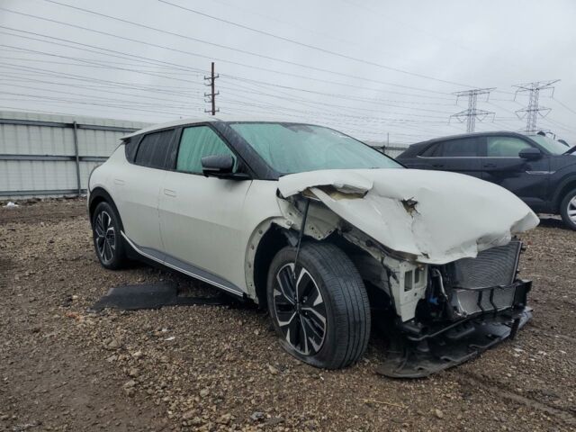Белый Киа EV6, объемом двигателя 0 л и пробегом 60 тыс. км за 14800 $, фото 2 на Automoto.ua