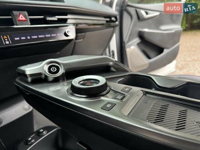 Білий Кіа EV6, об'ємом двигуна 0 л та пробігом 55 тис. км за 25999 $, фото 4 на Automoto.ua