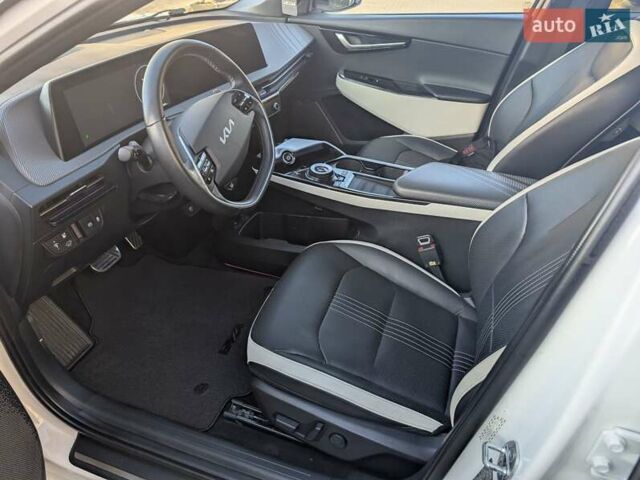 Белый Киа EV6, объемом двигателя 0 л и пробегом 58 тыс. км за 26000 $, фото 12 на Automoto.ua
