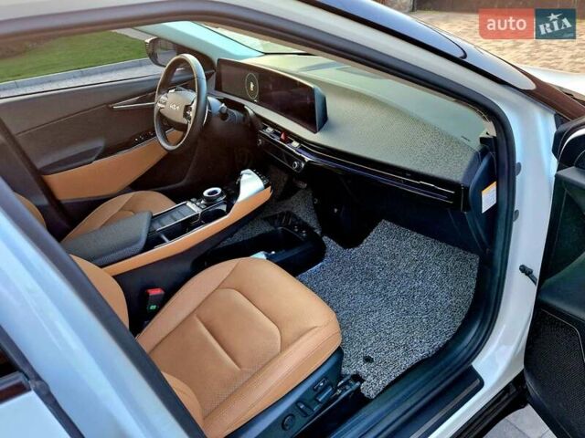 Белый Киа EV6, объемом двигателя 0 л и пробегом 33 тыс. км за 27700 $, фото 26 на Automoto.ua