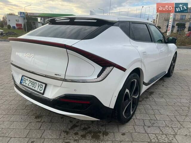 Белый Киа EV6, объемом двигателя 0 л и пробегом 48 тыс. км за 24900 $, фото 4 на Automoto.ua