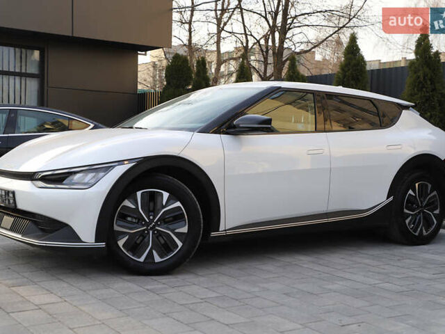 Белый Киа EV6, объемом двигателя 0 л и пробегом 82 тыс. км за 23900 $, фото 12 на Automoto.ua