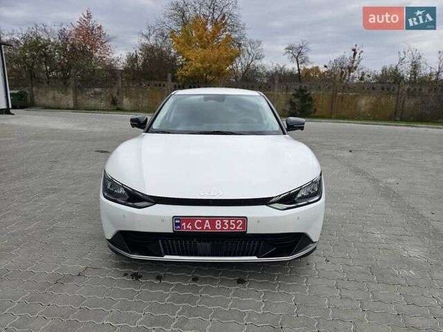 Белый Киа EV6, объемом двигателя 0 л и пробегом 84 тыс. км за 29500 $, фото 2 на Automoto.ua