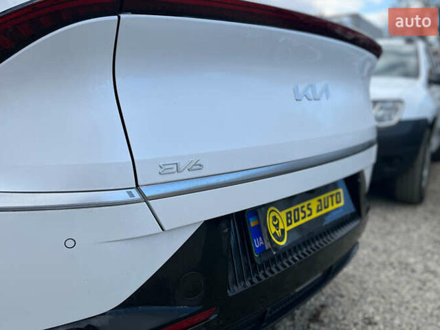 Белый Киа EV6, объемом двигателя 0 л и пробегом 90 тыс. км за 26200 $, фото 6 на Automoto.ua