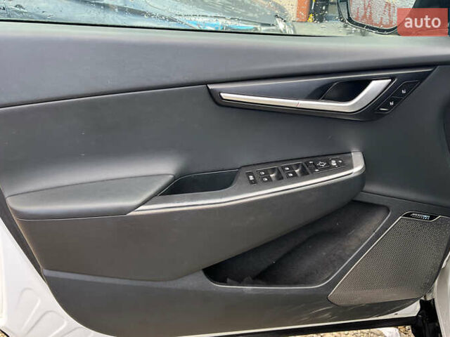 Белый Киа EV6, объемом двигателя 0 л и пробегом 90 тыс. км за 26200 $, фото 7 на Automoto.ua