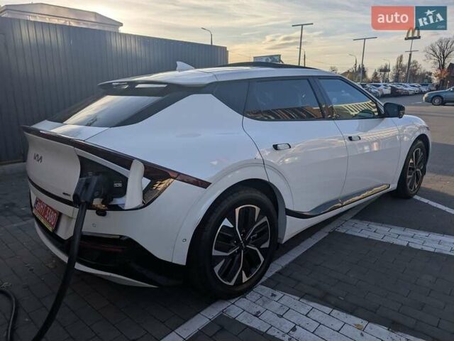 Белый Киа EV6, объемом двигателя 0 л и пробегом 58 тыс. км за 26000 $, фото 1 на Automoto.ua