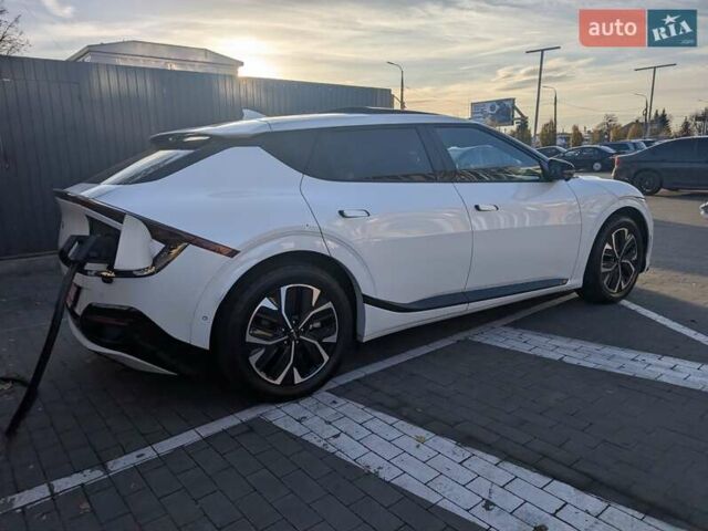 Белый Киа EV6, объемом двигателя 0 л и пробегом 58 тыс. км за 26000 $, фото 3 на Automoto.ua