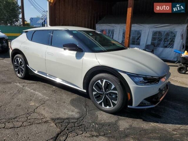 Белый Киа EV6, объемом двигателя 0 л и пробегом 32 тыс. км за 8700 $, фото 3 на Automoto.ua