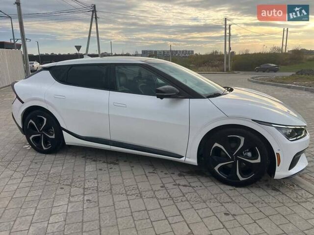 Белый Киа EV6, объемом двигателя 0 л и пробегом 48 тыс. км за 24900 $, фото 2 на Automoto.ua
