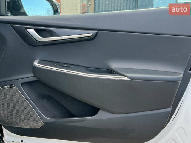 Белый Киа EV6, объемом двигателя 0 л и пробегом 90 тыс. км за 26200 $, фото 26 на Automoto.ua