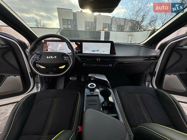 Белый Киа EV6, объемом двигателя 0 л и пробегом 8 тыс. км за 44500 $, фото 83 на Automoto.ua