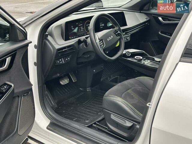 Білий Кіа EV6, об'ємом двигуна 0 л та пробігом 27 тис. км за 29490 $, фото 24 на Automoto.ua