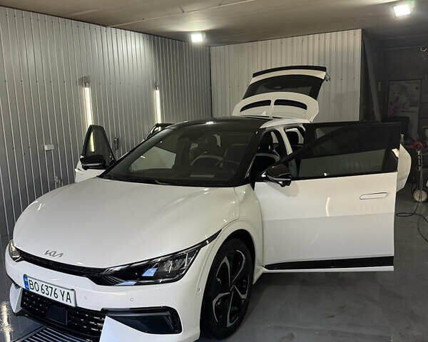 Белый Киа EV6, объемом двигателя 0 л и пробегом 18 тыс. км за 36000 $, фото 10 на Automoto.ua