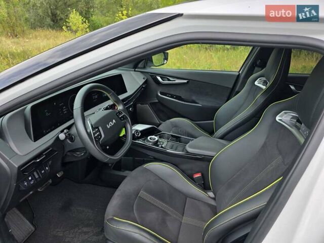 Белый Киа EV6, объемом двигателя 0 л и пробегом 23 тыс. км за 31900 $, фото 5 на Automoto.ua
