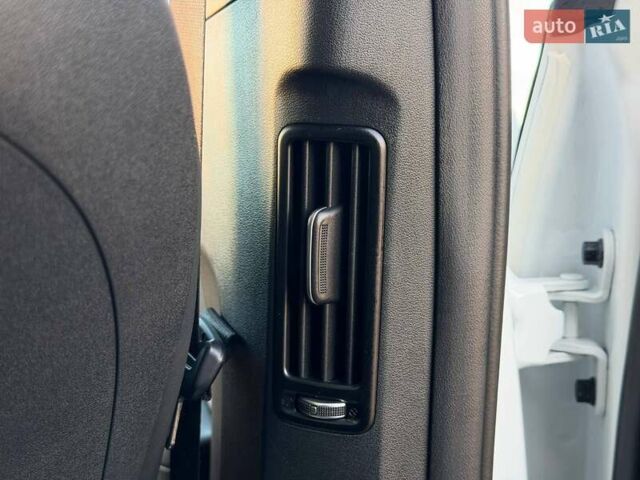 Білий Кіа EV6, об'ємом двигуна 0 л та пробігом 92 тис. км за 23900 $, фото 37 на Automoto.ua