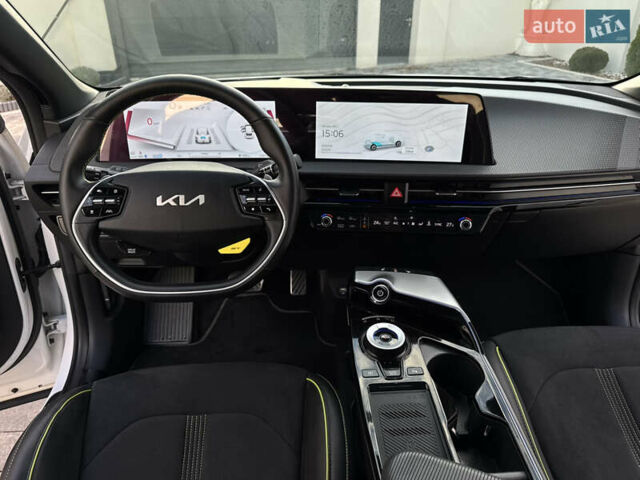 Белый Киа EV6, объемом двигателя 0 л и пробегом 8 тыс. км за 44500 $, фото 80 на Automoto.ua